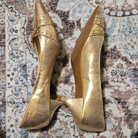 Kathy Van Zeeland Metallic Gold Heels - Picture 10 of 12